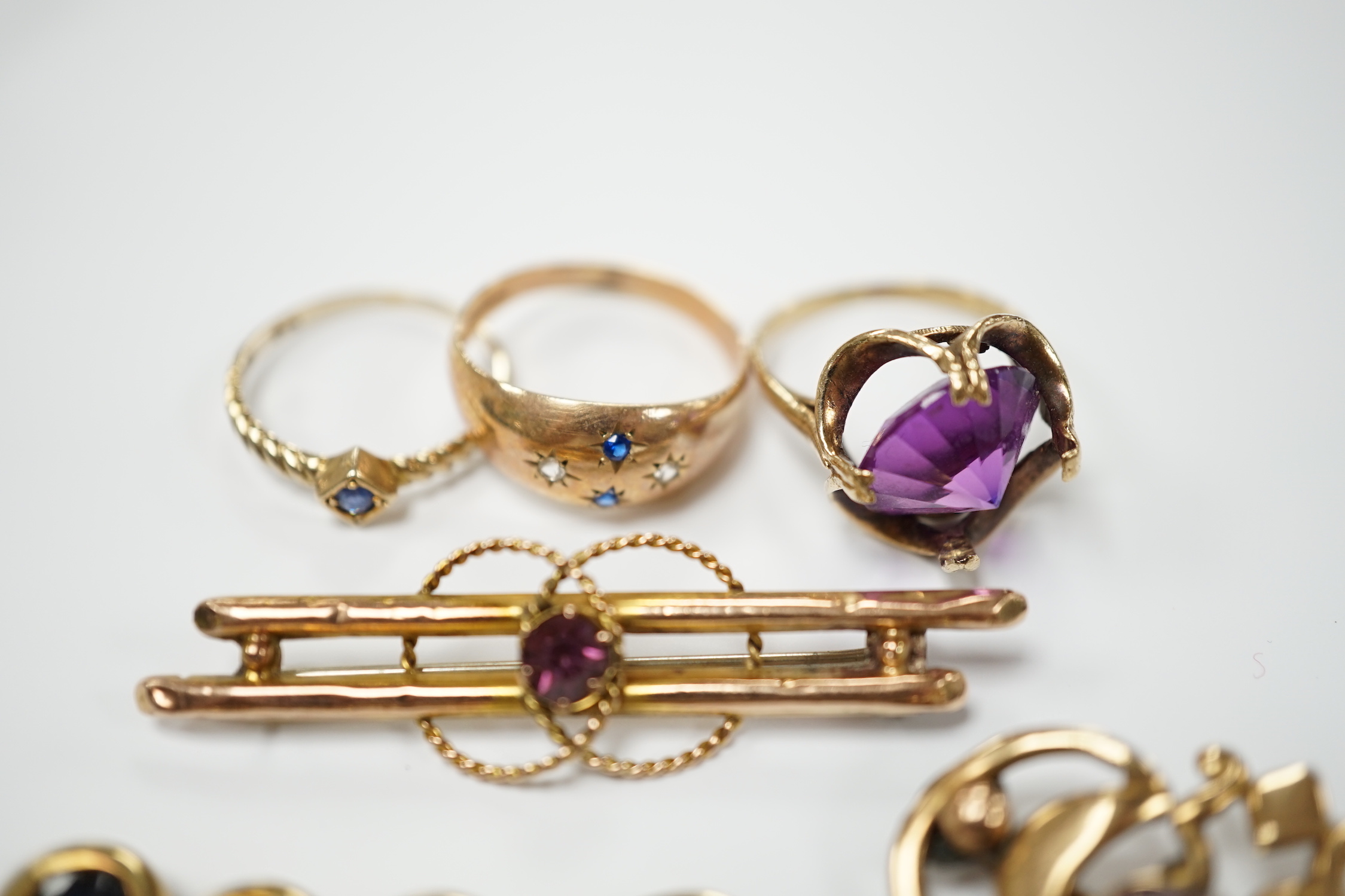 Six items of assorted jewellery including three 9ct and gem set rings, an Edwardian 9ct and amethyst set brooch, a 9ct and gem set bar brooch and a 9ct and gem set drop pendant, gross weight 15.5 grams.